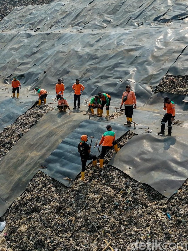 Potret Pemasangan Geomembran yang Mulai Menutupi Gunung Sampah Bantargebang
