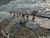 Potret Pemasangan Geomembran yang Mulai Menutupi Gunung Sampah Bantargebang