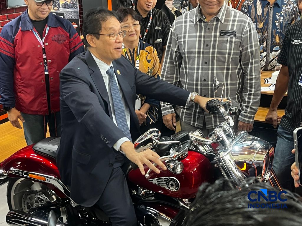 Menteri Keuangan (Menkeu), Purbaya Yudhi Sadewa menjajal menaiki sepeda motor Harley Davidson yang dipamerkan dalam GAIKINDO Indonesia International Auto Show (GIIAS) 2026 di ICE BSD, Tangerang, Selassa (4/8/2026). (CNBC Indonesia/Ferry Sandi)