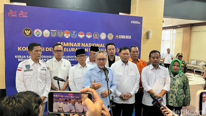 Menteri Koordinator (Menko) Bidang Pangan Zulkifli Hasan saat konferensi pers terkait operasi Desa Kelurahan Merah Putih (KDKMP).