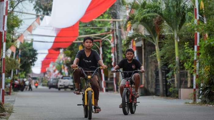 Foto udara bendera Merah Putih membentang menutupi jalan di Perumahan Puri Dewata Indah, Cipondoh, Kota Tangerang, Banten, Selasa (4/8/2026). Bendera Merah Putih sepanjang 400 meter dan lebar 1,5 meter yang menghiasi jalan perumahan tersebut dibuat secara gotong royong oleh warga setempat dengan biaya swadaya sekitar Rp25 juta untuk menyambut HUT ke-81 Kemerdekaan RI. ANTARA FOTO/Putra M. Akbar