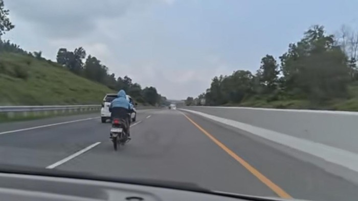 Pengendara motor masuk Tol Pekanbaru-Dumai.
