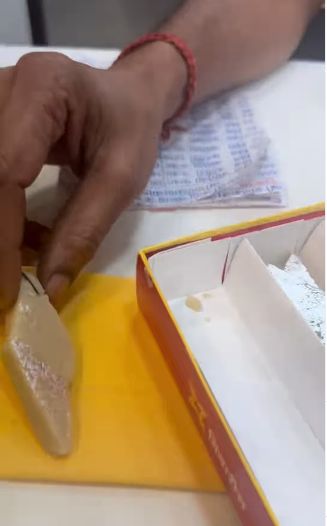 Ngeri! Pria Ini Temukan Staples Berkarat di Manisan Ngeri! Pria Ini Temukan Staples Berkarat di Manisan