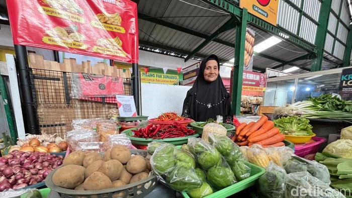 Pedagang sayuran di Pasar Klojen.