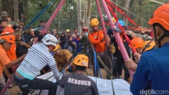 Momen 35 Orang Bantu Pemakaman Wanita Berbobot 300 Kg di Sragen