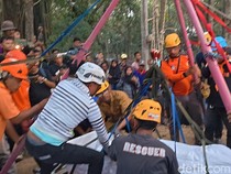 Momen 35 Orang Bantu Pemakaman Wanita Berbobot 300 Kg di Sragen