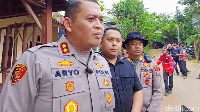 Kapolres Bondowoso AKBP Aryo Dwi Wibowo buka operasi SAR pendaki dan pemandunya di Gunung Piramid