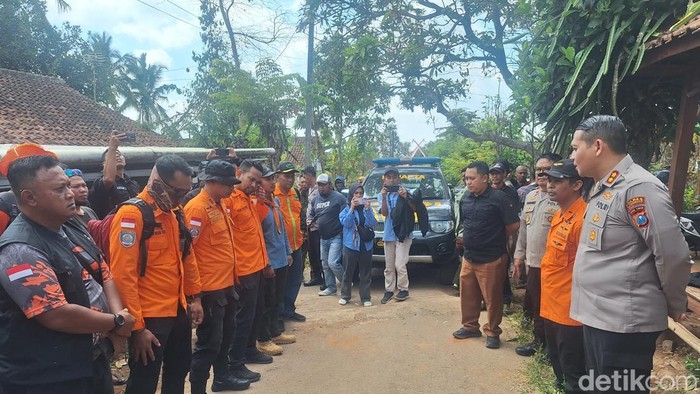 Kapolres Bondowoso AKBP Aryo Dwi Wibowo buka operasi SAR pendaki dan pemandunya di Gunung Piramid