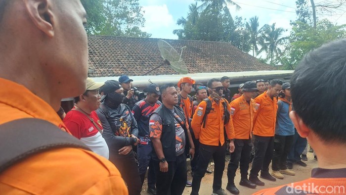 Petugas gabungan operasi SAR pencarian dua pendaki Gunung Piramid di Bondowoso yang hilang kontak.