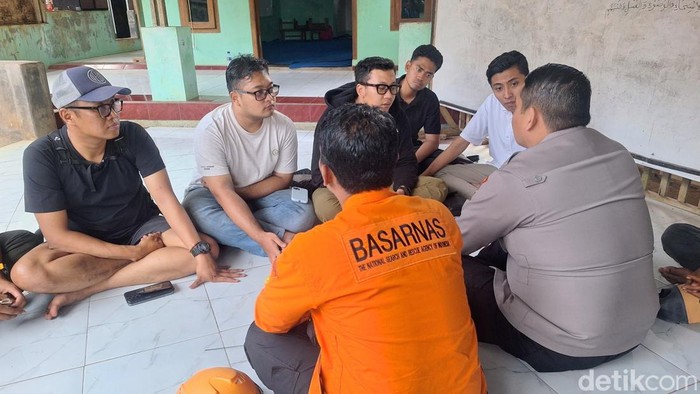 Kapolres Bondowoso AKBP Aryo dan ketua tim SAR saat sampaikan kabar penemuan ke keluarga korban