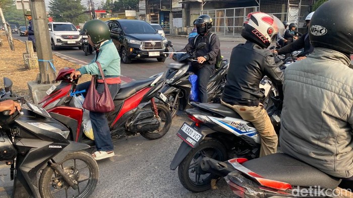 Pengendara dari arah Jalan Rumah Sakit melawan arus di Gedebage, Bandung.