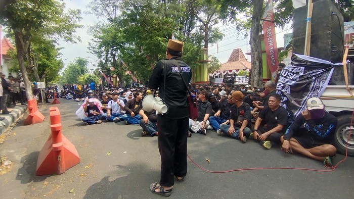 Massa PSHT mengawal sidang putusan kasus pengeroyokan hingga tewas anggota mereka di Pengadilan Negeri Nganjuk
