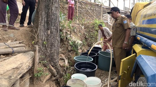 Penyaluran air bersih di Dusun Grebekan, Desa Jembatan Kembar, Kecamatan Lembar, Lombok Barat, Selasa (4/8/2026).