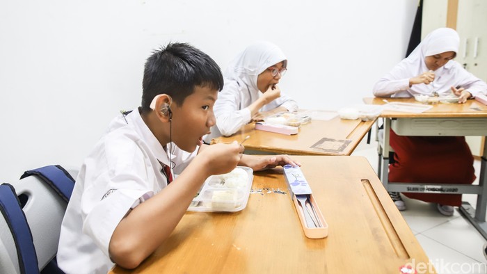 Sejumlah murid berkebutuhan khusus mengkonsumsi MBG (Makanan Bergizi Gratis) di SLBN 9, Jakarta Utara, Selasa (4/8/2026).