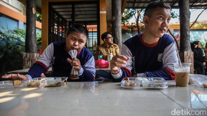 Sejumlah murid berkebutuhan khusus mengkonsumsi MBG (Makanan Bergizi Gratis) di SLBN 9, Jakarta Utara, Selasa (4/8/2026).