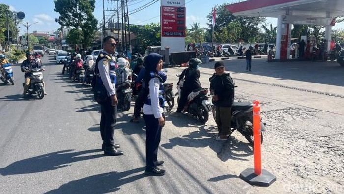 Personel Dishub Kobar mengawasi SPBU di tengah polemik antrean BBM.