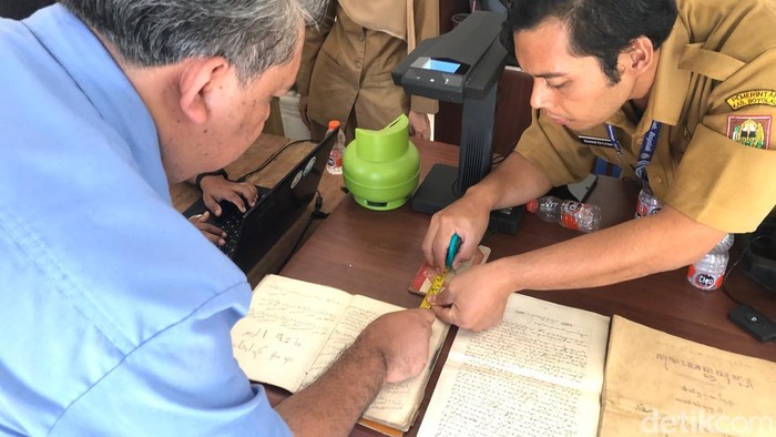 Petuga Dinas Arpus Boyolali dan Filolog melakukan digitalisasi naskah kuno milik warga Tumang, Cepogo, Boyolali, Selasa (4/7/2026).