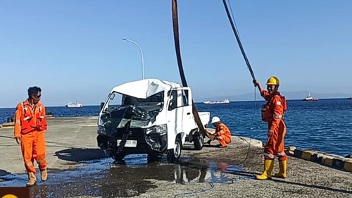 Pikap yang terjun ke laut di Dermaga Tanah Ampo ringsek, Selasa (4/8/2026).