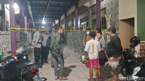 Polisi melakukan olah TKP di lokasi penemuan pria bernama Yanto Kristo Benu (32) di Wilma Penginapan 1, Desa Penfui Timur, Kecamatan Kupang Tengah, Kabupaten Kupang, NTT, Senin (3/2026). (Yufengki Bria/detikBali).