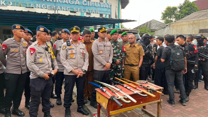 Polisi menangkap enam orang yang diduga hendak terlibat aksi tawuran di kawasan Gang Nurul Huda, Ciputat, Tangsel. Sembilan senjata tajam (sajam) disita petugas. (dok Istimewa)