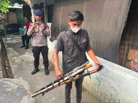 Polisi menangkap enam orang yang diduga hendak terlibat aksi tawuran di kawasan Gang Nurul Huda, Ciputat, Tangsel. Sembilan senjata tajam (sajam) disita petugas. (dok Istimewa)