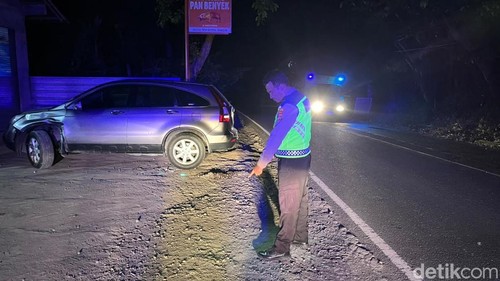 Polisi mengecek lokasi kecelakaan yang menyebabkan pelajar tewas di jalur Amlapura-Denpasar, Selasa (4/8/2026).