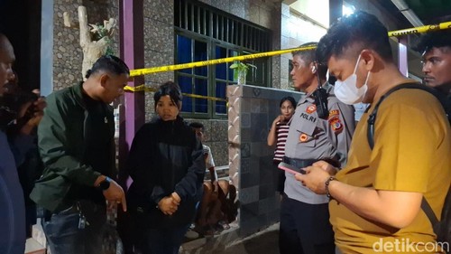Polisi saat menginterogasi karyawan Wilma Penginapan 1, Desa Penfui Timur, Kecamatan Kupang Tengah, Kabupaten Kupang, NTT, terkait penemuan jenazah pria bernama Yanto Kristo Benu, Selasa (4/8/2026).