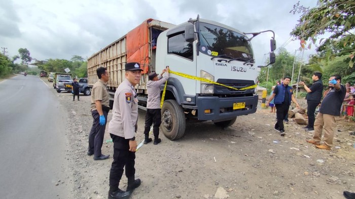 Polisi saat olah TKP penemuan jasad pria asal Lampung dalam truk di OKU.