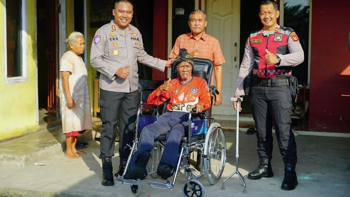 Polres OKI serahkan bantuan kursi roda untuk tokoh masyarakat