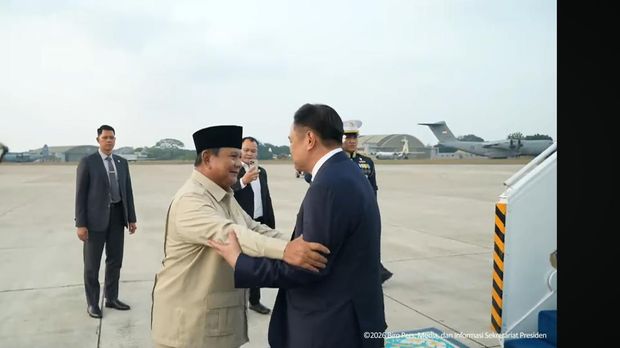 Presiden Prabowo Subianto mengantar langsung kepulangan PM Thailand Anutin Charnvirakul di Lanud Halim Perdanakusuma, Jakarta.