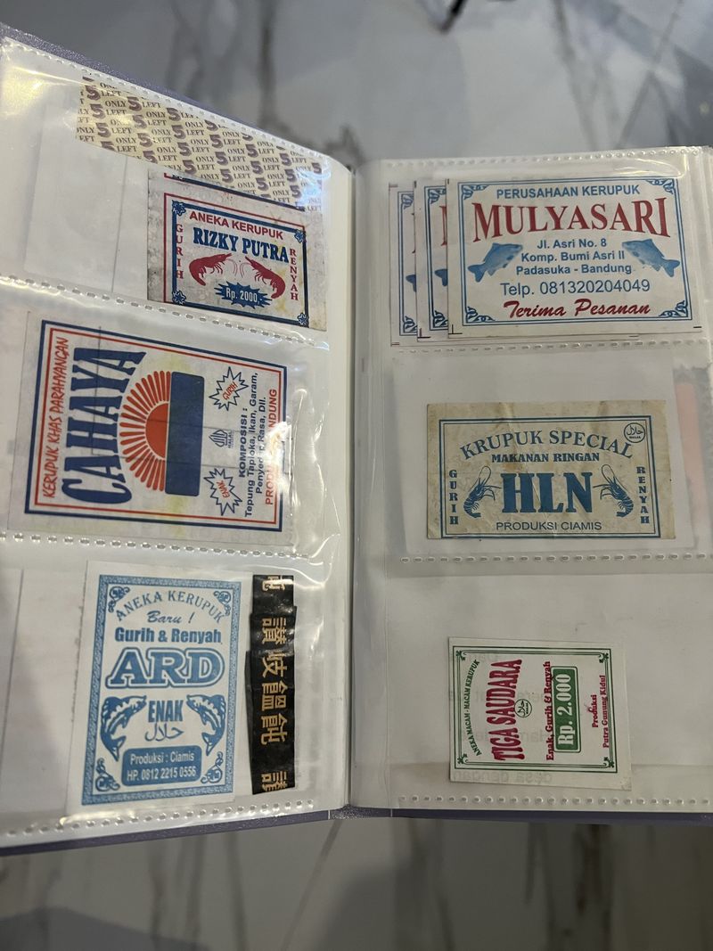 Pria di Bandung Koleksi Ratusan Label Kerupuk Lawas Selama 20 Tahun