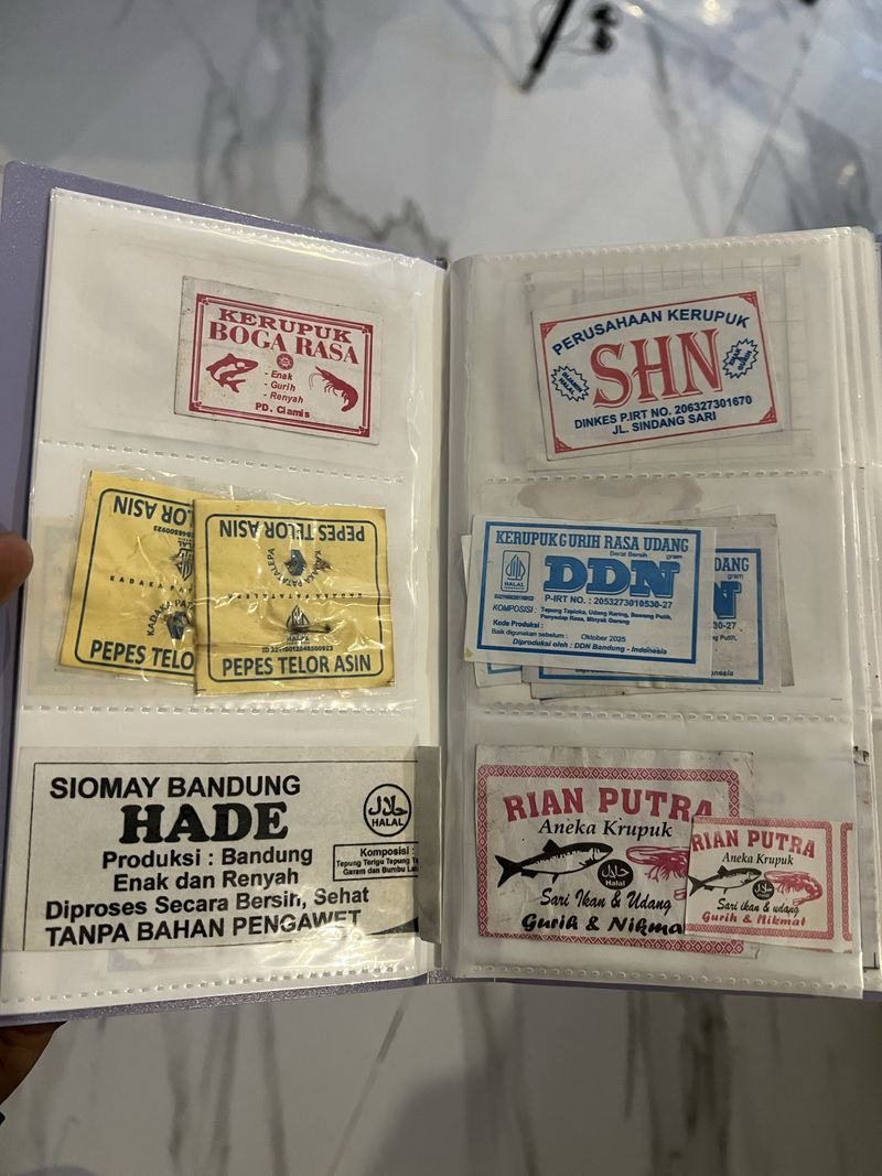 Pria di Bandung Koleksi Ratusan Label Kerupuk Lawas Selama 20 Tahun