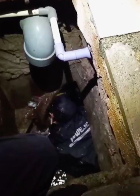 Pria di Kota Bogor terjepit dalam gorong-gorong sempit di depan rumahnya. Proses evakuasi Mahri dari drainase sempit itu berlangsung dramatis. (dok Damkar Bogor)
