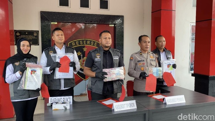 Ps Kasubdit III Tipidkor Ditreskrimsus Polda Babel Kompol Fatah Meilana menunjukkan barang bukti kasus dugaan korupsi.