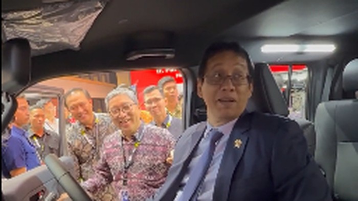 Purbaya Ngiler Jajal Tunggangi Land Cruiser di GIIAS