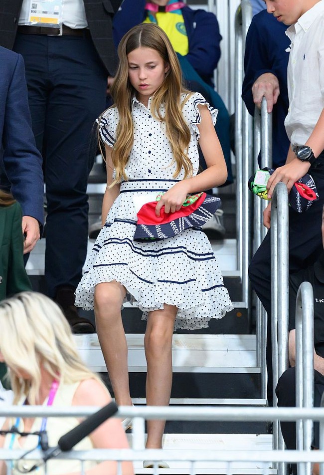 Charlotte mengenakan gaun putih beraksen ruffle dari Guess Kids. Motif polka dot dan garis-garis navy mempermanis penampilannya. Foto: WireImage/Karwai Tang
