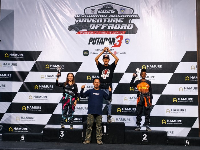 Raffi Arsyad saat naik podium di Kejurnas Offroad di Pasuruan, Jawa Timur. (dok Istimewa)