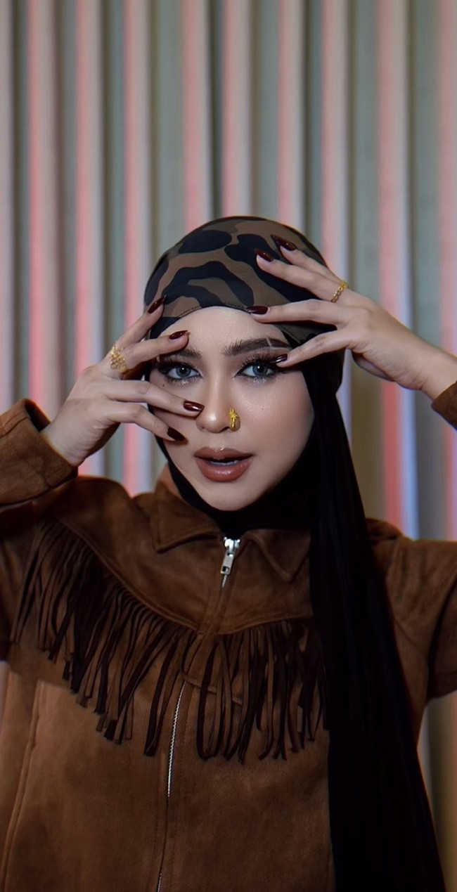 Ria Ricis tampil manglingi dengan gaya yang lebih bold dan edgy. Ditambah riasan baddie makeup look dan anting hidung, penampilannya sukses curi atensi. Foto: Instagram/@riaricis1795