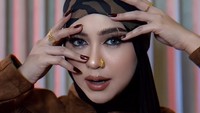 Potret Ria Ricis Tampil Manglingi Dengan Baddie Makeup Look & Anting Hidung