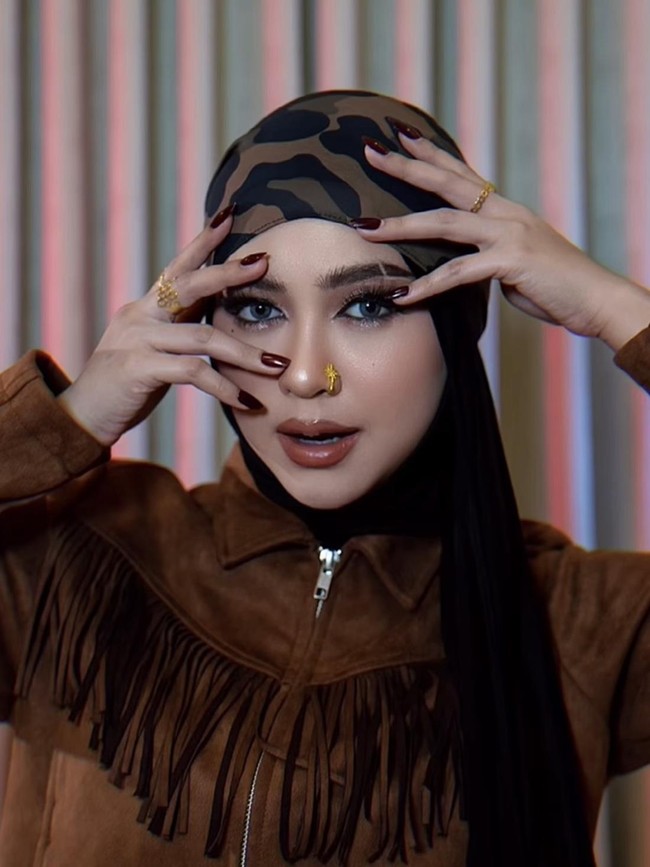 Potret Ria Ricis Tampil Manglingi Dengan Baddie Makeup Look & Anting Hidung