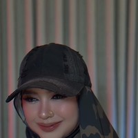 Salah satu detail yang paling mencolok adalah aksesori anting hidung berwarna emas berbentuk melingkar kecil. Aksesori ini semakin memperkuat kesan edgy pada penampilannya. Foto: Instagram/@riaricis1795