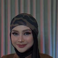 Untuk penutup kepala, Ria Ricis memilih hijab bermotif loreng bernuansa hijau, cokelat, dan hitam yang dipadukan dengan inner hitam polos. Dalam beberapa foto, Ricis juga tampak menggunakan topi hitam yang senada dengan hijabnya. Foto: Instagram/@riaricis1795
