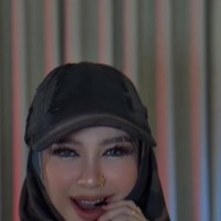Ricis mengenakan jaket berbahan suede berwarna cokelat dengan detail rumbai panjang di bagian dada. Penampilannya itu pun langsung banjir komentar. “Cantik dan pangling banget buicissssssss,” tulis salah satu komentar. “Kali ini kerennn bnr,” komentar lain. Foto: Instagram/@riaricis1795