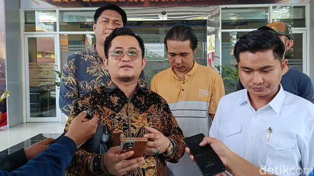 Risman Harefa, kuasa hukum Perubahan Gulo, pria yang dianiaya dan dipaksa onani oleh rekan kerja di Panongan, Kabupaten Tangerang karena ingin resign dari bank keliling (Arief/detikcom) Risman Harefa, kuasa hukum Perubahan Gulo, pria yang dianiaya dan dipaksa onani oleh rekan kerja di Panongan, Kabupaten Tangerang karena ingin resign dari bank keliling (Arief/detikcom)