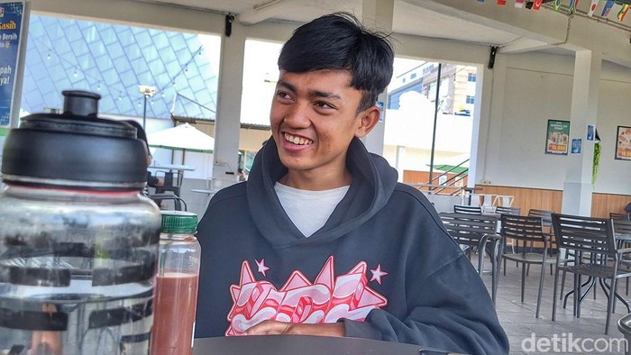 Rizki Nur Fadhilah (20) saat berbincang di Kabupaten Bandung.
