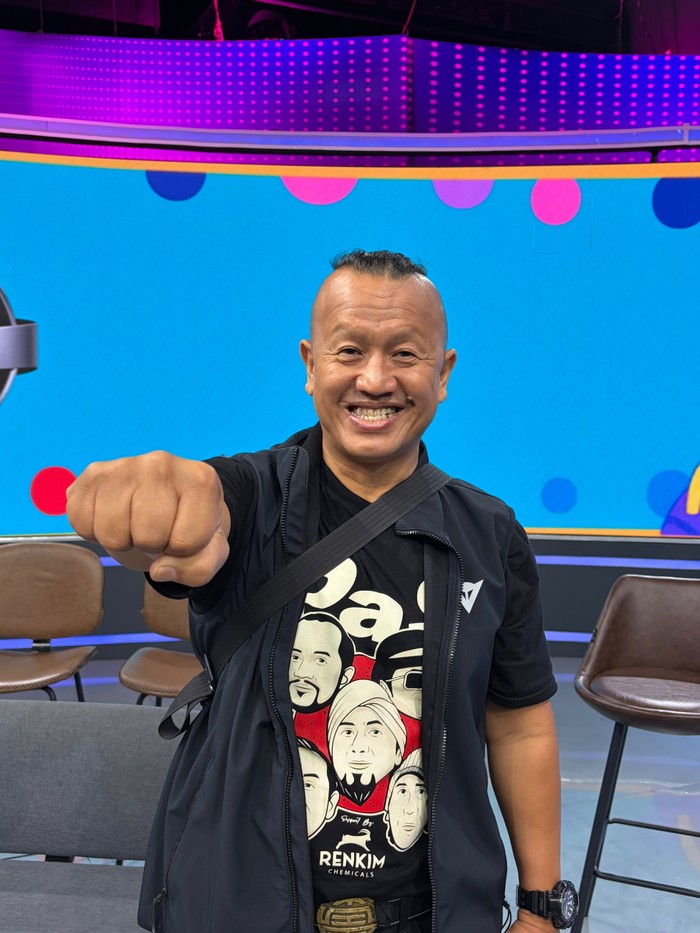 Pas Band berduka atas kepergian bassist Trisno. Drummer Sandy mengungkapkan harapan dan rencana band, termasuk kemungkinan Bondan Prakoso sebagai pengganti.