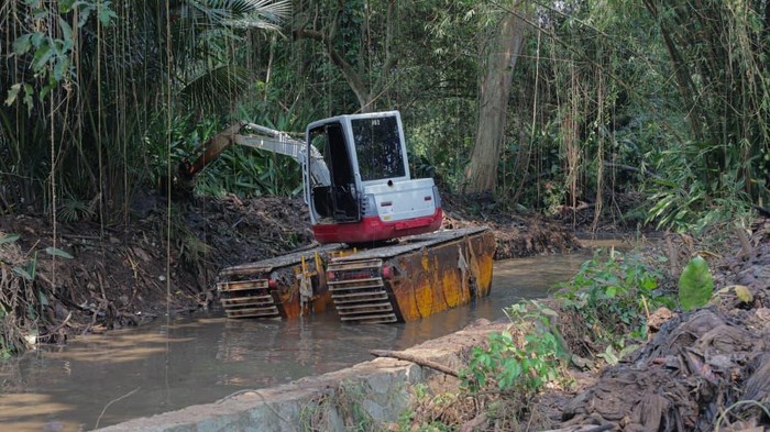 Sedimen Sungai Ciputat, Tangerang Selatan kembali dikeruk. Ekskavator dikerahkan untuk mengangkat sedimentasi agar aliran Sungai Ciputat lebih lancar. (dok Istimewa)
