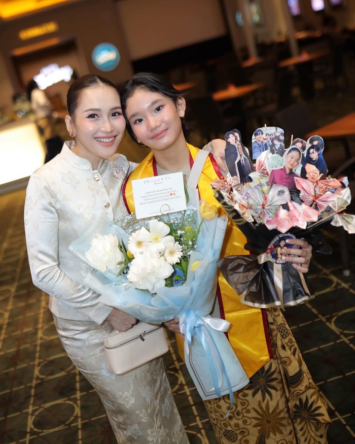 Seru! Ayu Ting Ting Ajak Bilqis Makan Burger & Lobster Mewah dari London