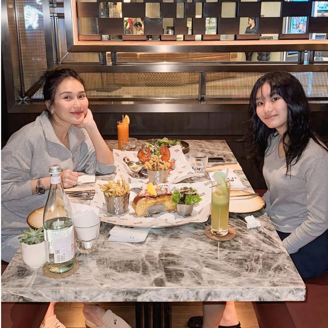 Seru! Ayu Ting Ting Ajak Bilqis Makan Burger & Lobster Mewah dari London