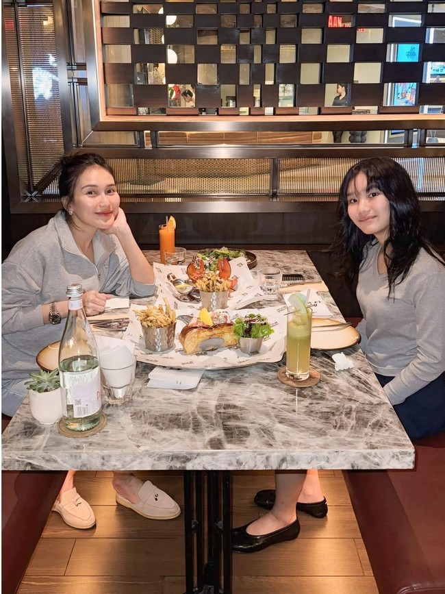 Seru! Ayu Ting Ting Ajak Bilqis Makan Burger & Lobster Mewah dari London